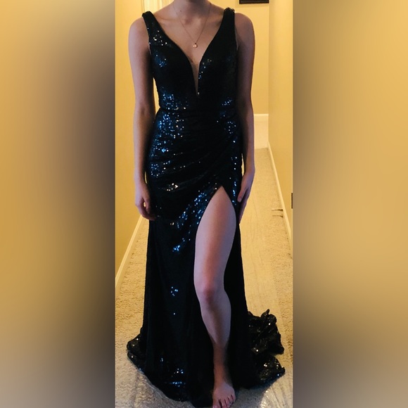 Beautiful Alyce Paris formal gown. Size 2 - Picture 5 of 8